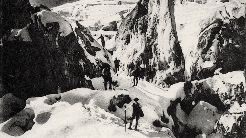 Männer in einfacher Kleidung im verschneiten Gebirge