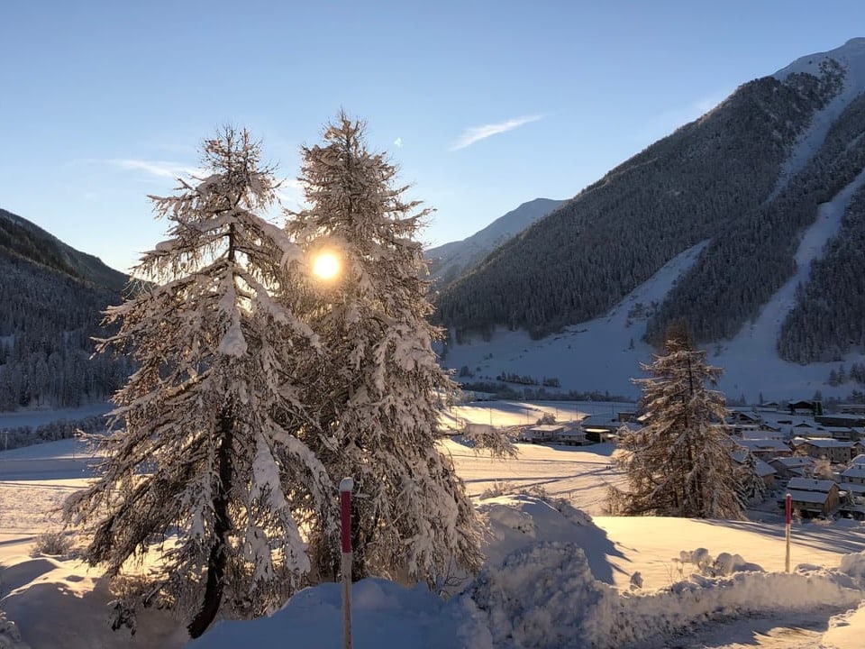 Tiefstehende Abendsonne über winterlich verschneitem Unterengadin.