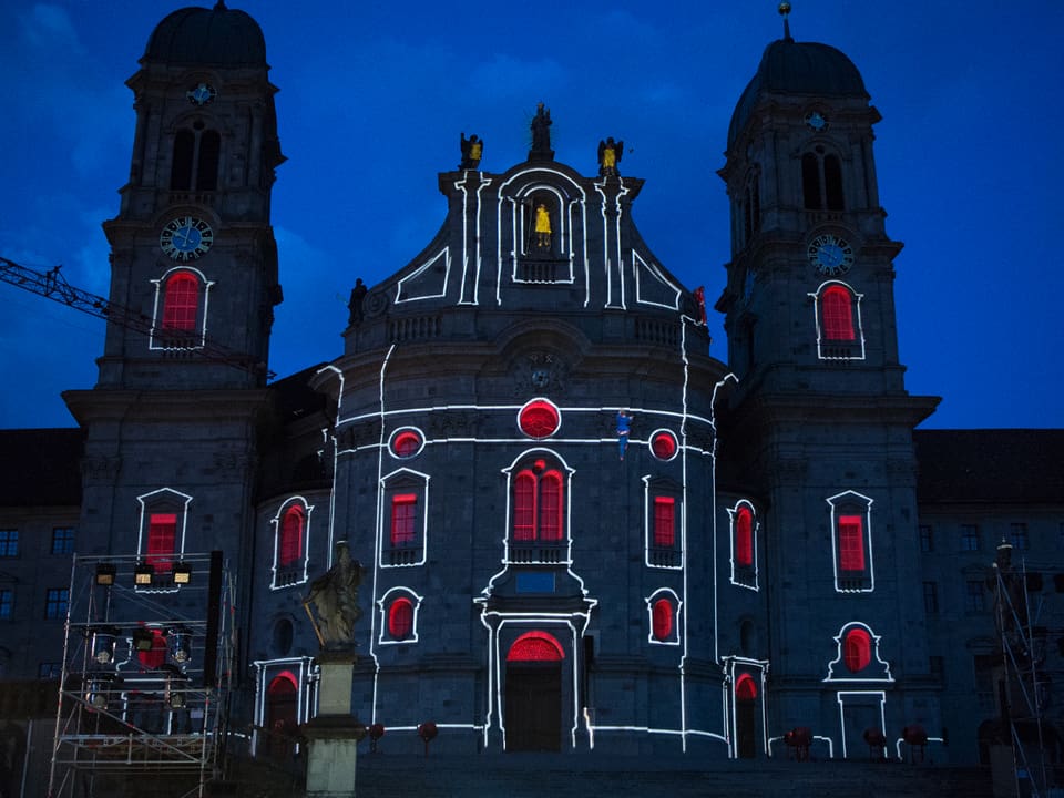 Klosterkonturen werden ausgeleuchtet, alle Fenster leuchten rot. 