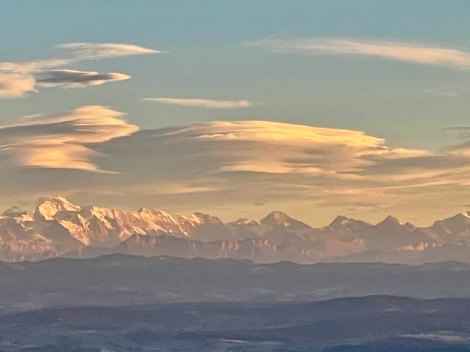 Chambersberg b.Hägendorf/SO Linsenförmige Wolken über den Alpen.