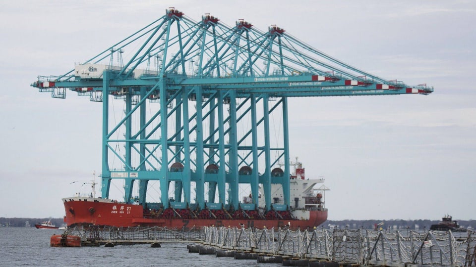 Vier Hafenkräne stehen am Hafen von Virginia, USA.