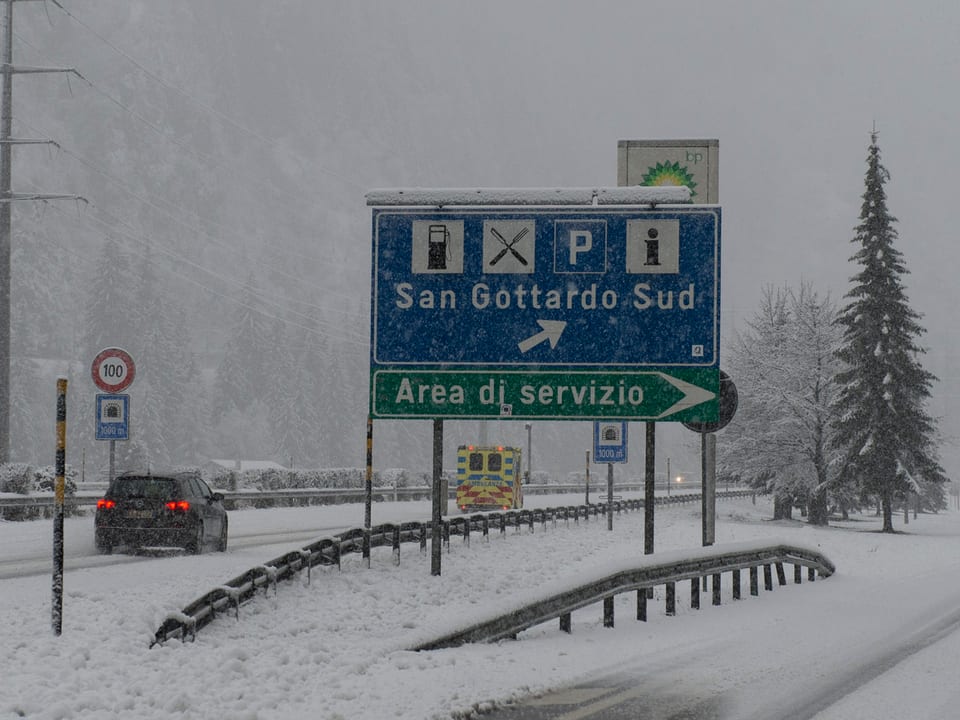 Schnee auf der Autobahn A2.