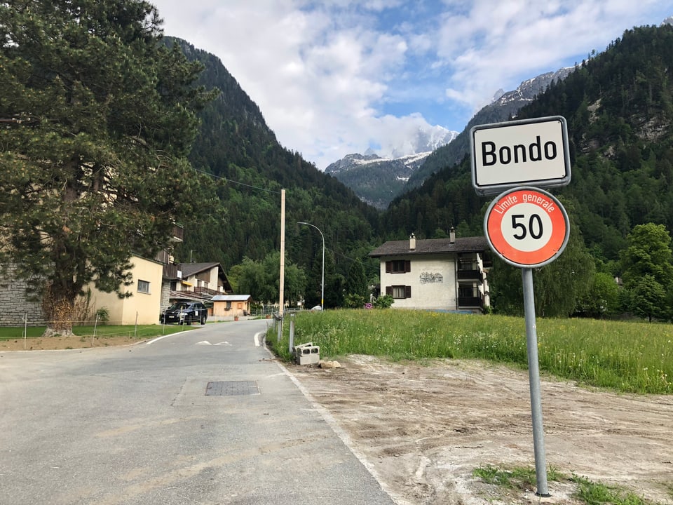 Gemeindeschild, auf dem Bondo steht. 