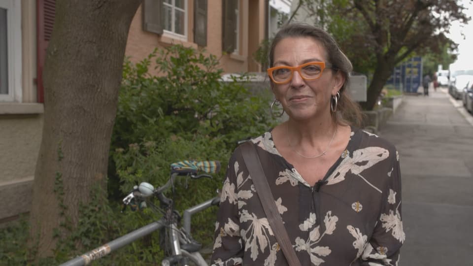 Barbara Feuz steht in Basel vor dem Mehrfamilienhaus, in dem sie 20 Jahre wohnte
