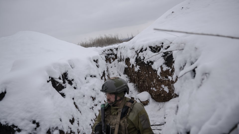 Ukrainischer Soldat in Schützengraben in der Region Charkiw, 21.11.2023