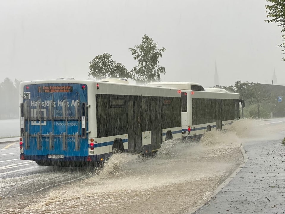 Bus auf überschwemmter Strasse
