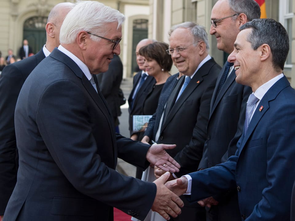 Deutscher Bundespräsident beim Händeschütteln mit dem Gesamtbundesrat
