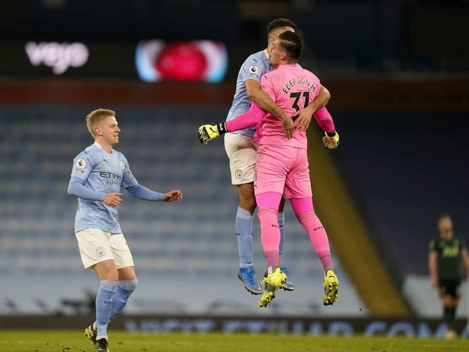 Manchester Citys Spieler bejubeln ein Tor euphorisch