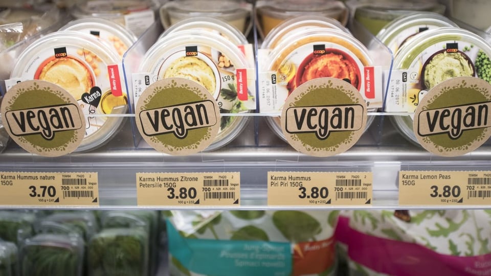 Vegane Aufstriche im Supermarkt-Regal aufgereiht