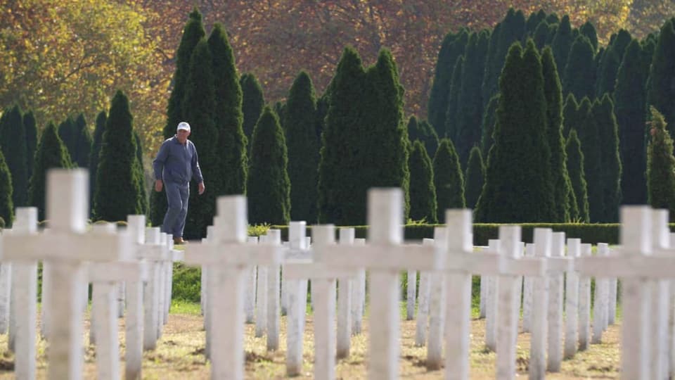 Das Leid der Zivilbevölkerung war enorm. Stjepan Vidakovic läuft auf einem Friedhof an weissen Kreuzen entlang.