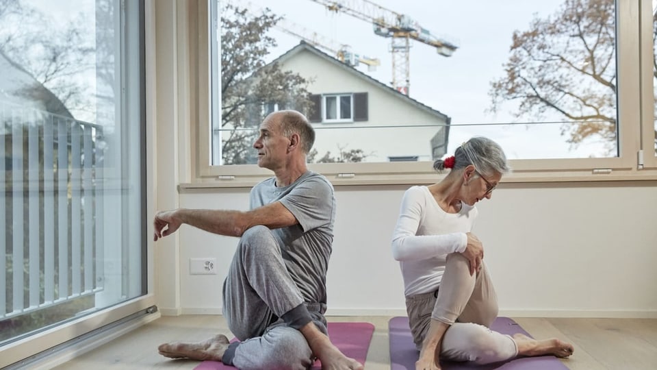Seniorenpaar beim Yoga