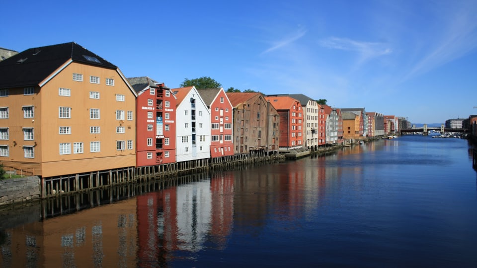 Der Fluss Nidelva mit den berühmten alten Speicherhäusern im Zentrum von Trondheim.