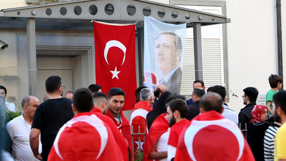 Demonstranten, Erdogan-Plakat