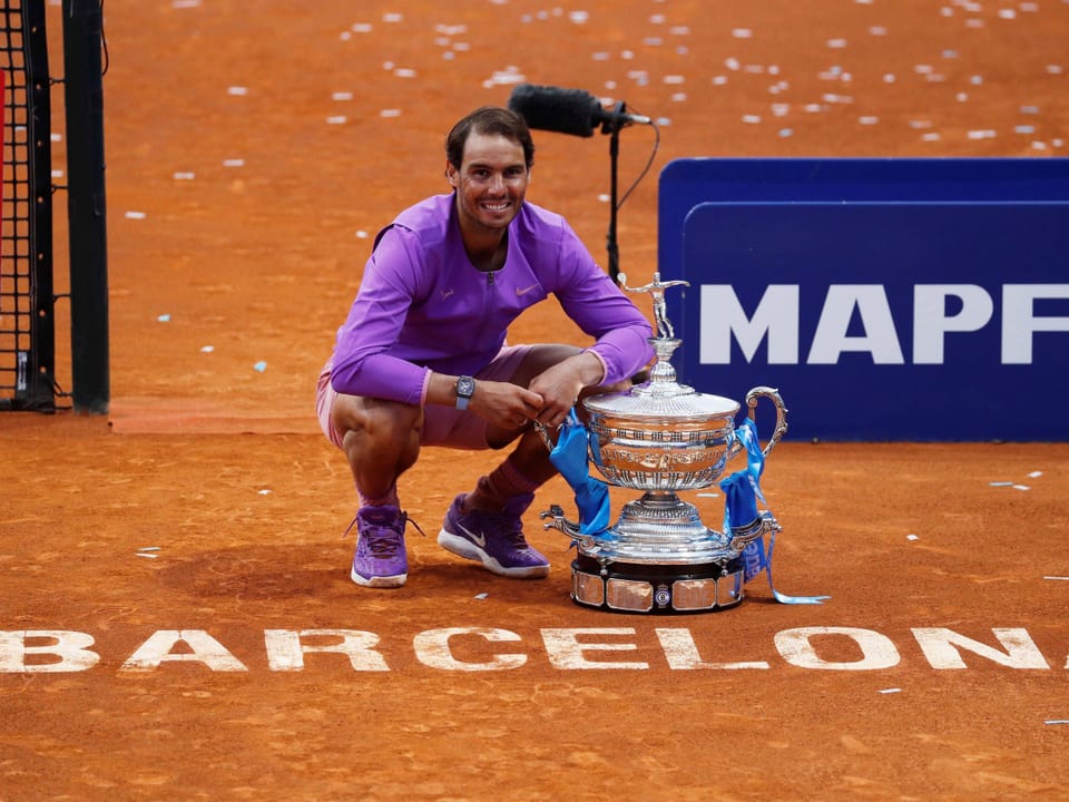 Rafael Nadal mit seiner Barcelona-Trophäe im Jahr 2021