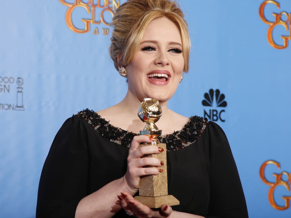 Posiert mit ihrem Golden Globe in der Kategorie «Best original Song»: Adele. 