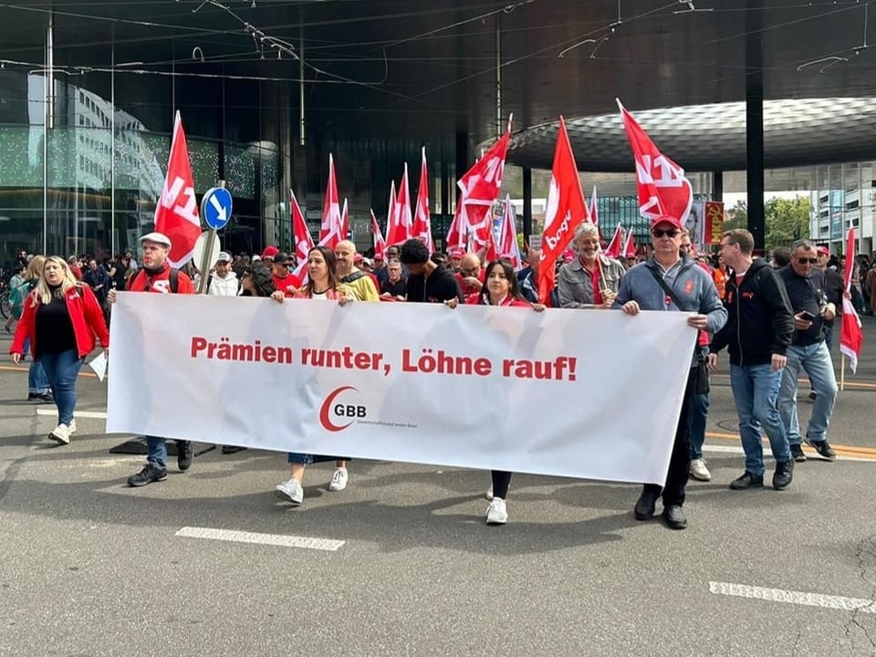 Auch in Basel versammelten sich am Vormittag bereits Demonstrierende. 