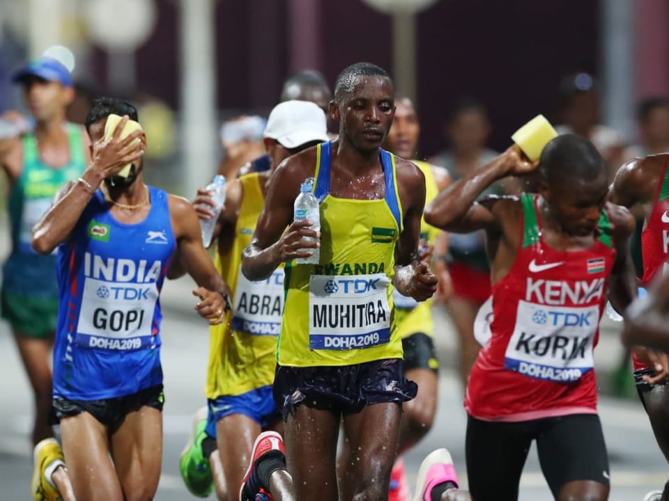Schwitzende Marathonläufer an der WM in Katar.