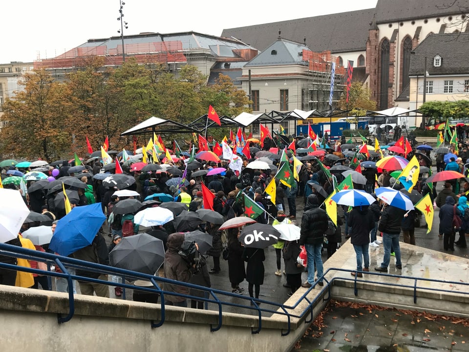 Die Demonstrantinnen und Demonstranten versammelten sich am Theaterplatz.