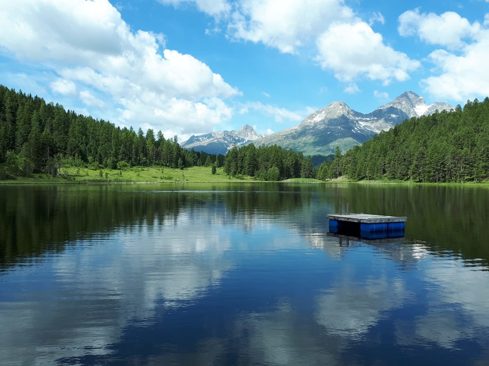 9. Juli Die Wolken spiegeln sich im Stazersee.