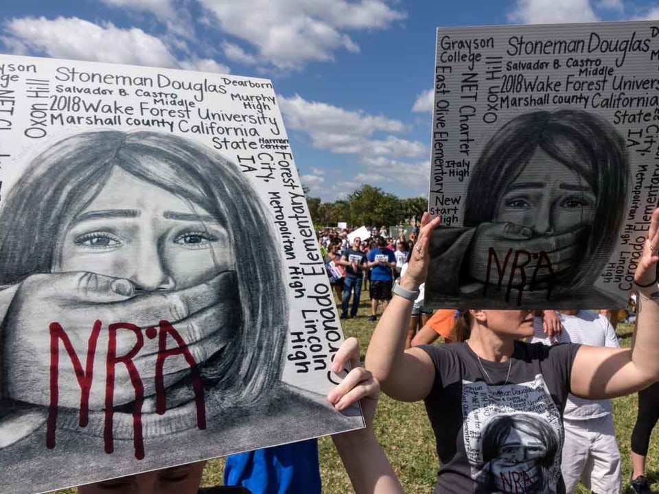 Plakate, die die NRA anprangern.