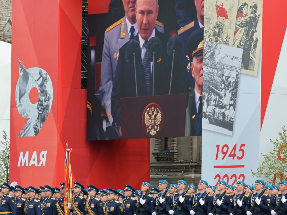 Der russische Präsident Wladimir Putin ist auf einem elektronischen Bildschirm zu sehen, während er eine Rede hält.