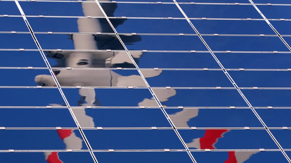 Windradturbine spiegelt sich in Solaranlage