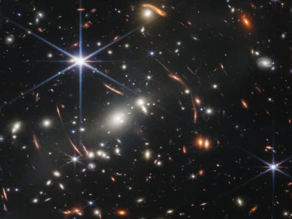 Eine Aufnahme mit besonders langer Belichtung zeigt die Tiefen des Weltalls mit vielen Galaxien.