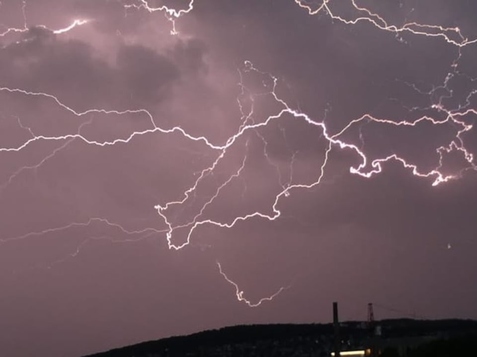 Zürich Blitze am dunklen Himmel