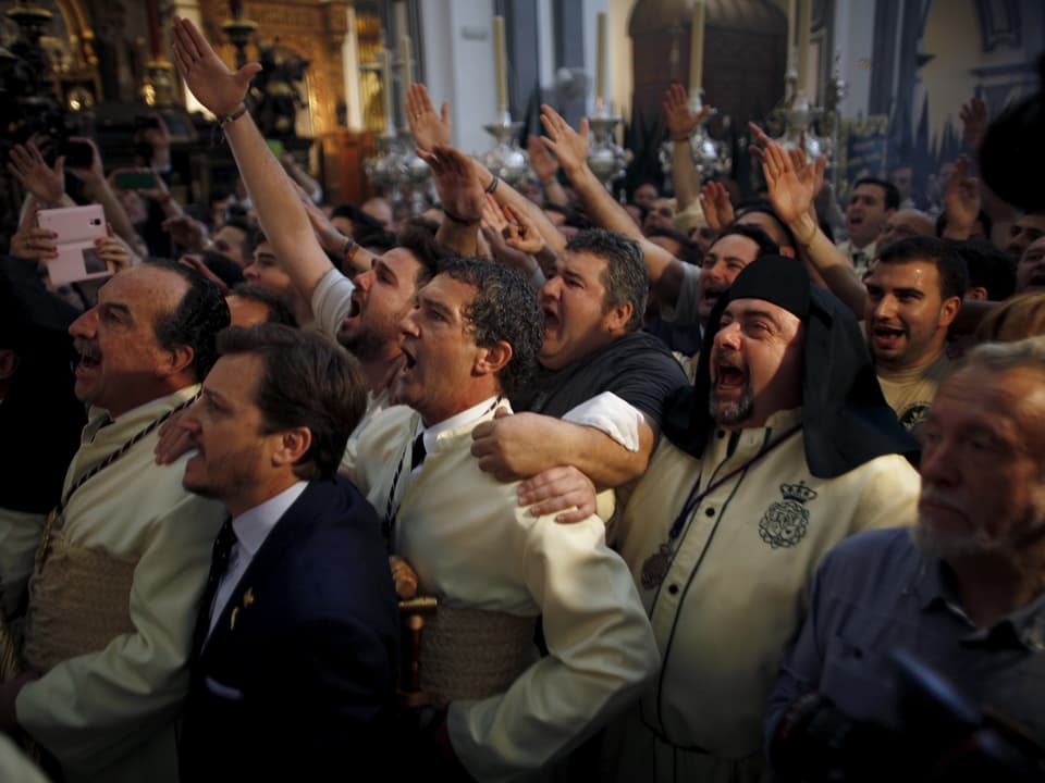 Antonio Banderas und Männer singen während Messe