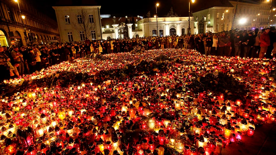 Ein Meer von Kerzen im Dunkeln als Gedenken an die Smolensk-Opfer