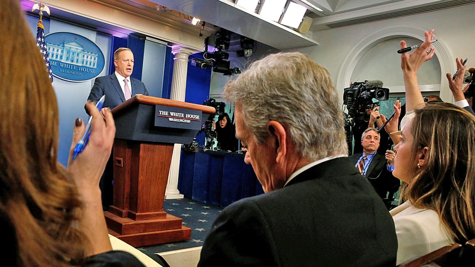 Journalisten im Weissen Haus von hinten fotografiert folgen der Medienkonferenz mit Spicer.