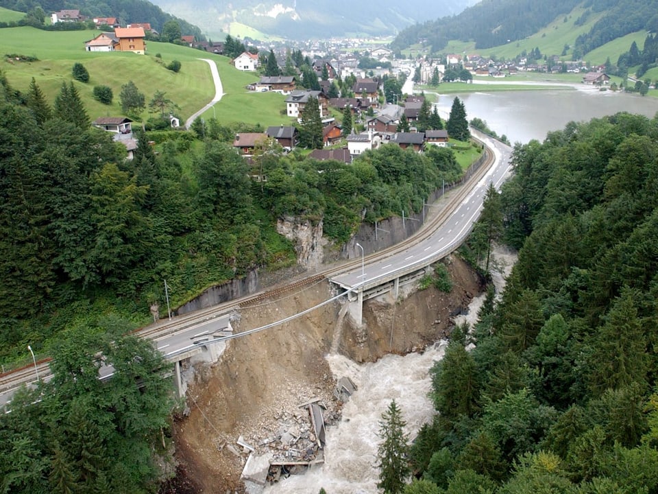 In Engelberg rutschten nach intensivem Regen Strasse und Bahntrassee zu Tal.