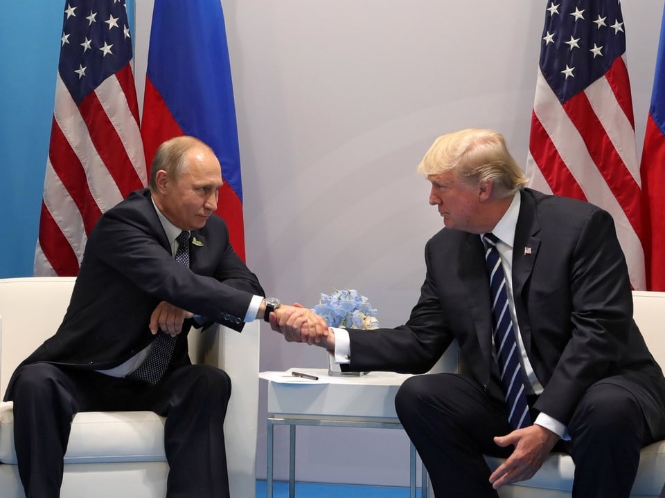Handschlag von Wladimir Putin und Donald Trump.