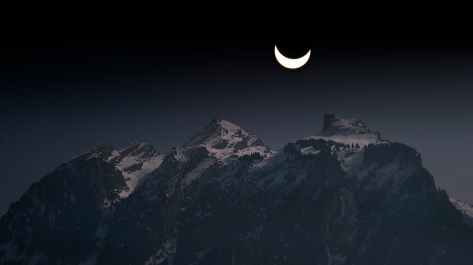 Sonnenfinsternis Die Sonnensichel sieht abgedunkelt aus wie die Mondsichel.