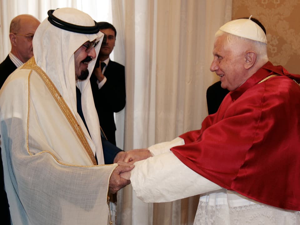 Papst Benedikt XVI. hält Abdullas Hände