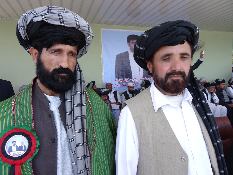 Zwei afghanische Männer in traditioneller Kleidung mit Turban.