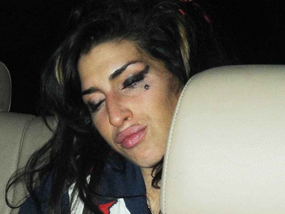 Amy Winehouse schläft im Auto