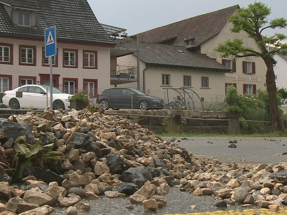 Felsbrocken auf der Strasse