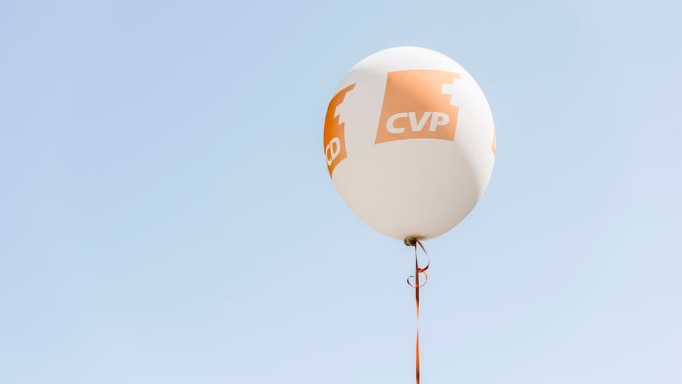 Weisser Ballon mit orangem CVP-Logo.