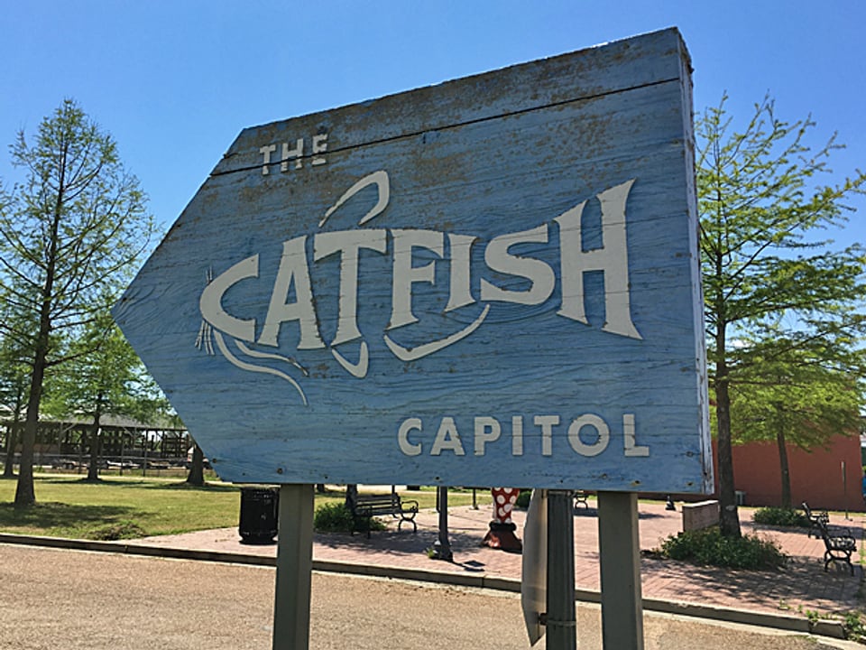 Eine blaue Holztafel mit dem Aufdruck «The Catfish Capitol», die Katzenwels-Hauptstadt.