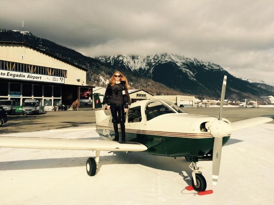 Elena Bernasconi steht auf dem Flügel eines Kleinflugzeuges.