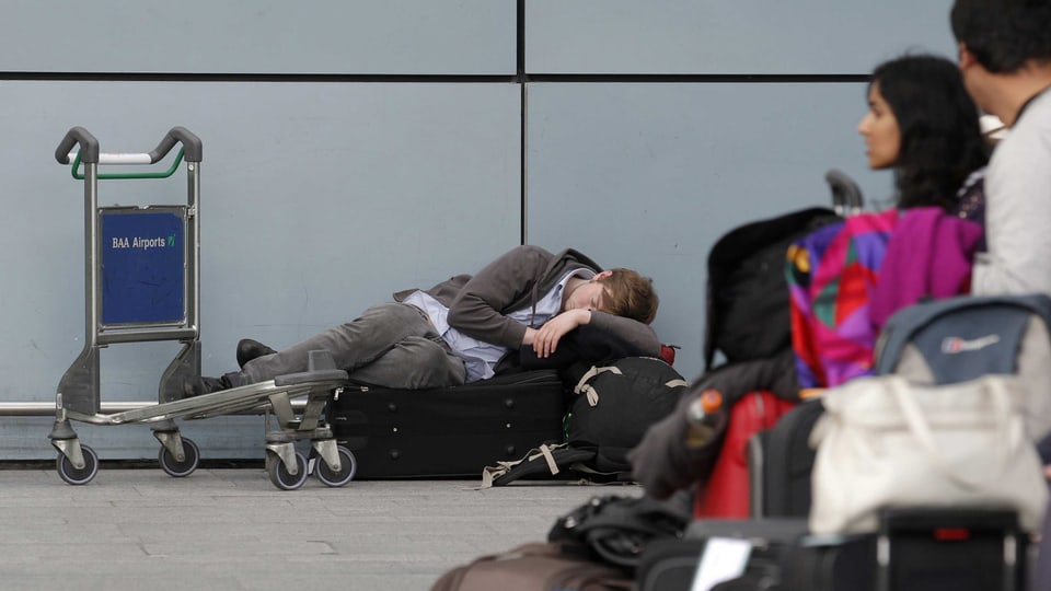 Passagiere am Flughafen Heathrow in London warten auf ihren verspäteten Flug. (reuters)