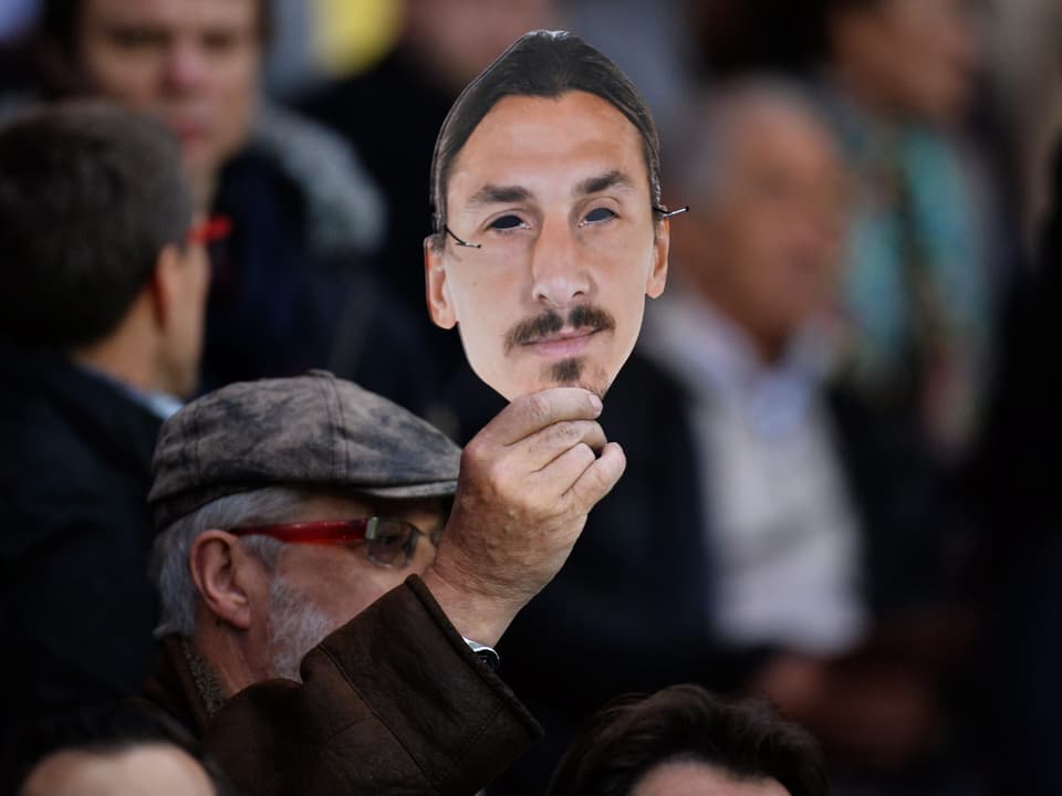 Fan hält eine Ibrahimovic-Maske hoch.