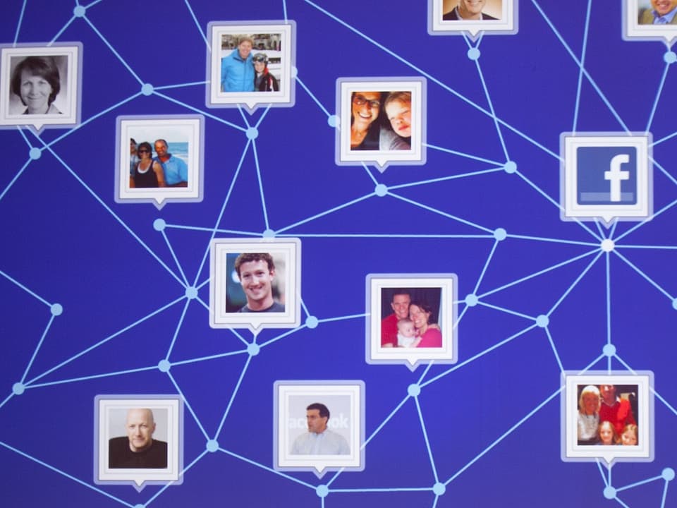 Illustration eines Netzwerk vor blauem Hintergrund. Fotos verschiedener Menschen sind durch Linien und Punkte verbunden