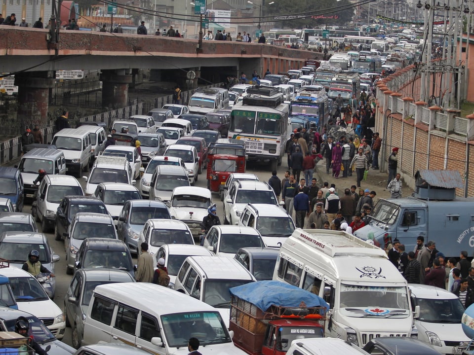 Autos stauen sich in der afghanischen Stadt Srinagar