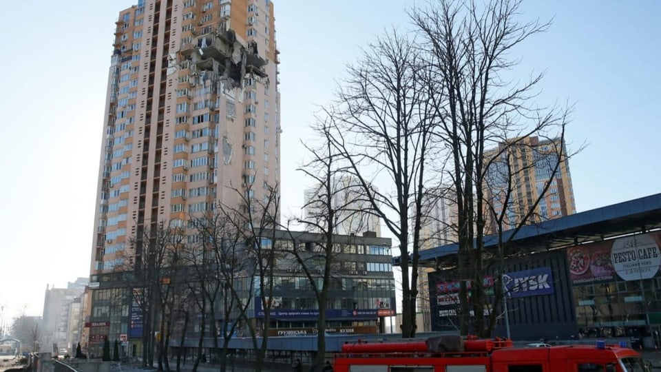 Hochhaus in Kiew nach Raketenangriff.