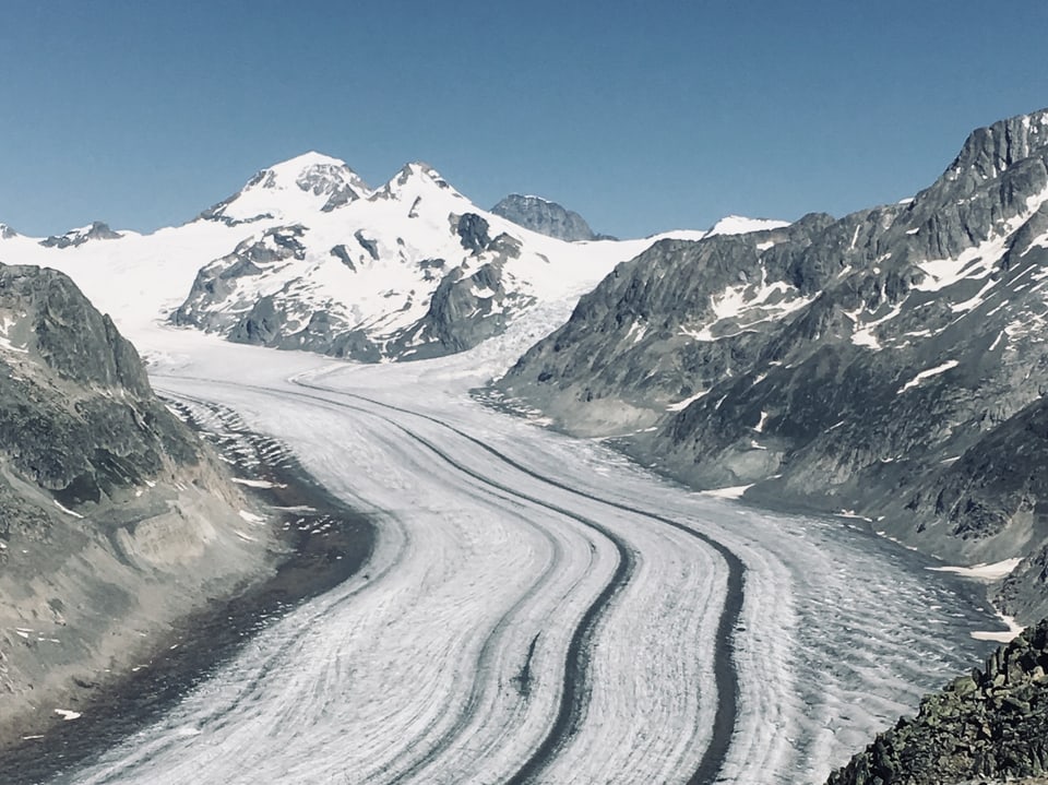 Der Gletscher unter dem Eggishorn ist schneefrei und schmiltzt.