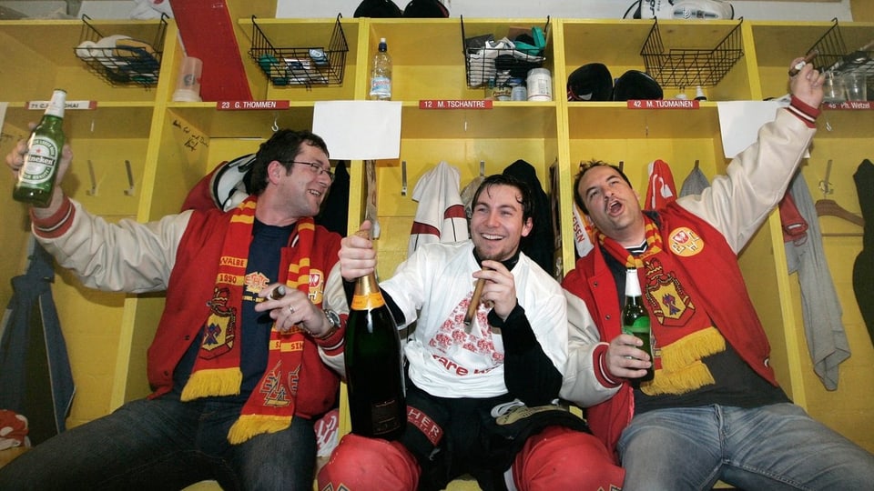 Mathieu Tschantré feiert den NLA-Aufstieg 2008 zusammen mit Fans in der Kabine.