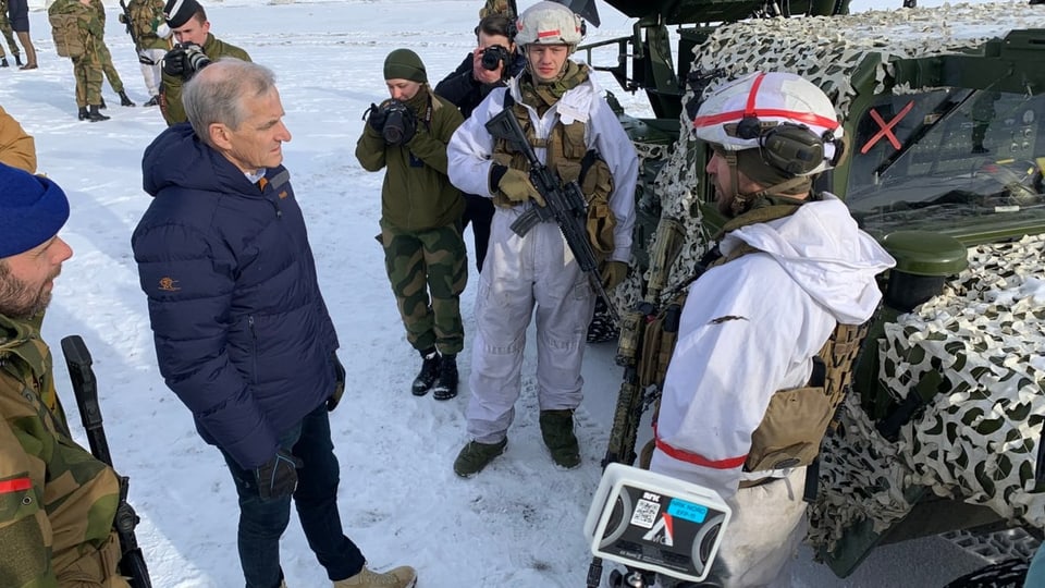 Ministerpräsident Jonas Gahr Støre besucht die Truppen beim Nato-Manöver.