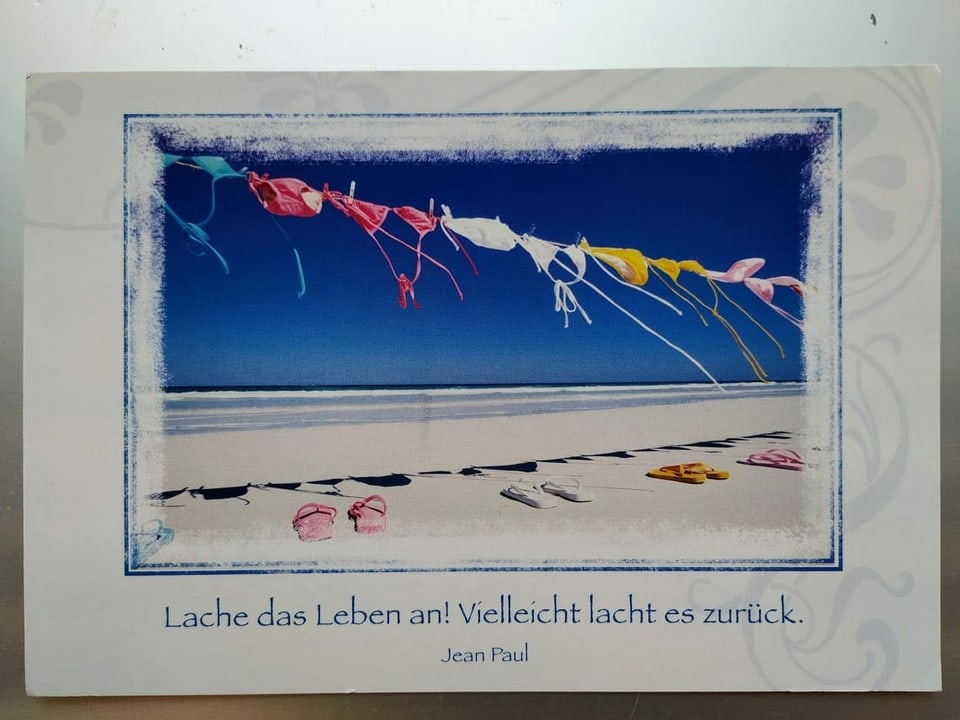 Postkarte von Esther Jud mit der Aufschrift: "Lache das Leben an! Vielleicht lacht es zurück. Jean Paul.»